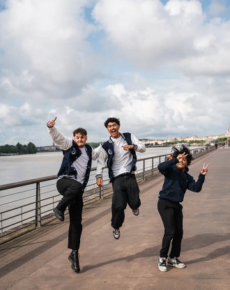 Étudiants s’amusant sur la terrasse en bord de Garonne du campus de Bordeaux de l’école de commerce INSEEC