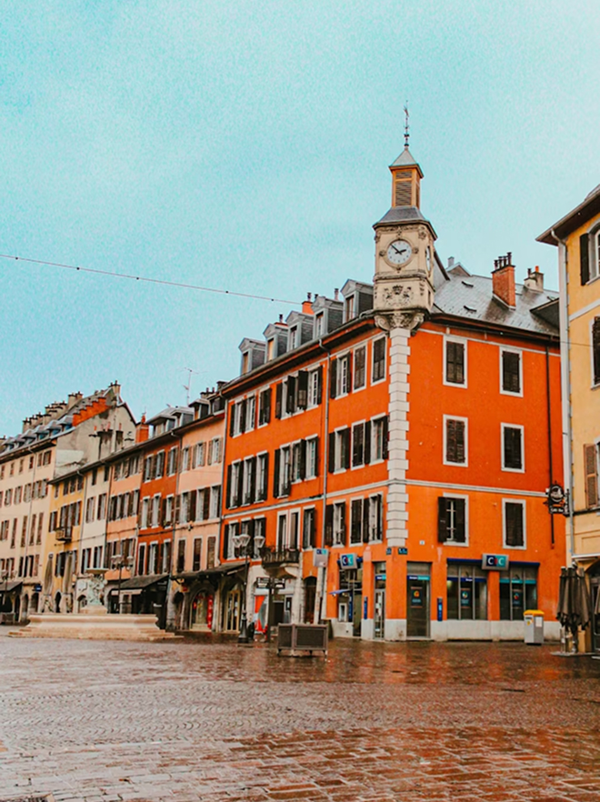 Photo de l’horloge dans le centre-ville de Chambéry