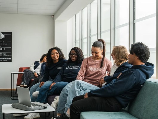 Étudiantes assis sur un canapé dans une salle de détente du campus de Bordeaux de l’école de commerce INSEEC
