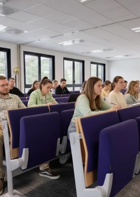 Étudiants dans un amphithéâtre du campus de Toulouse de l’école de commerce INSEEC